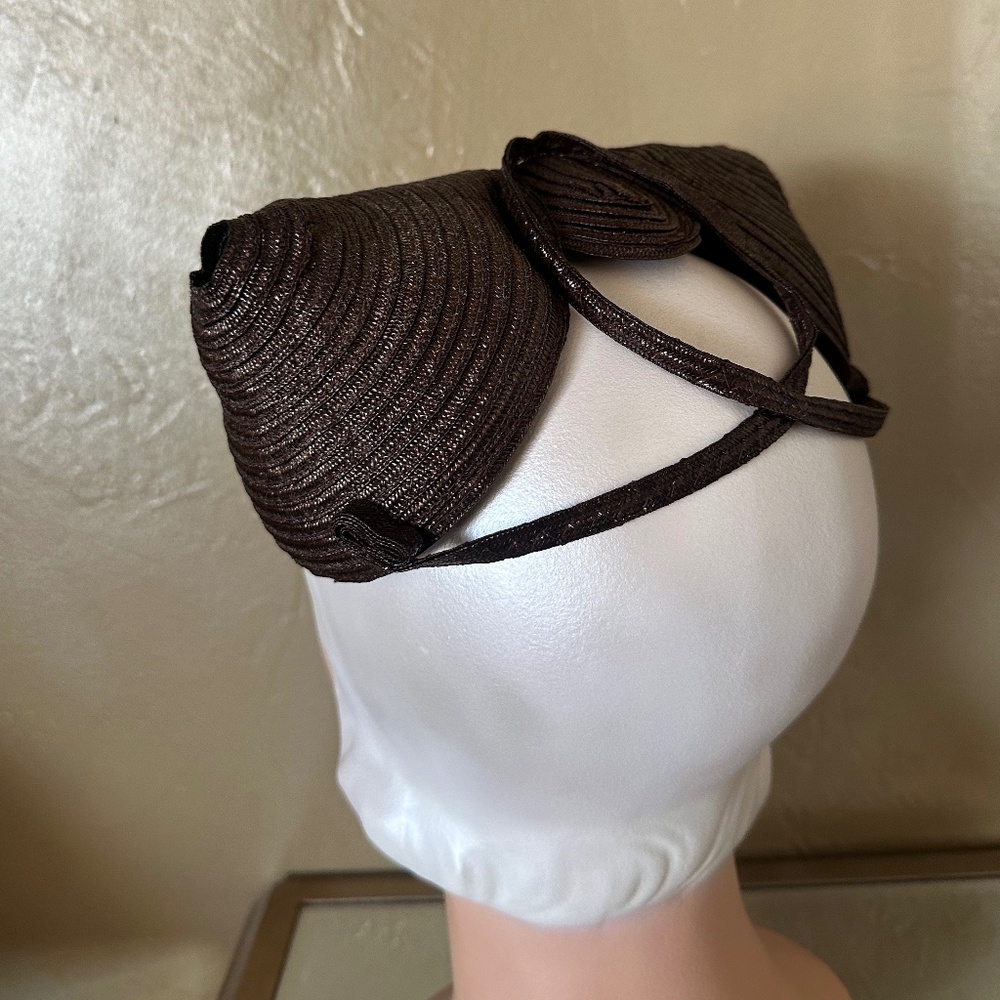 UNUSUAL 1930s' BROWN HAT WITH POINTY SIDES AND CRISSCROSS BANDS AT BACK - Picture 5 of 11